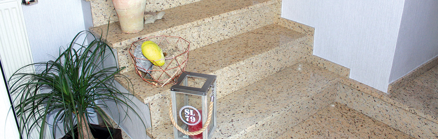 Moderne Innentreppe aus Naturstein Granit